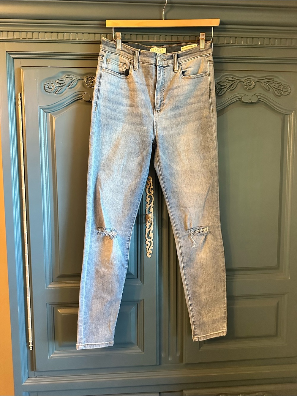 Heritage Light Blue Women's Skinny High-Rise Jeans with Knee Distress
